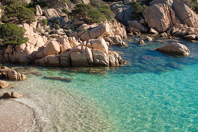Esplorando l'incanto di Tavolara e Molara in catamarano: un paradiso di spiagge e natura selvaggia