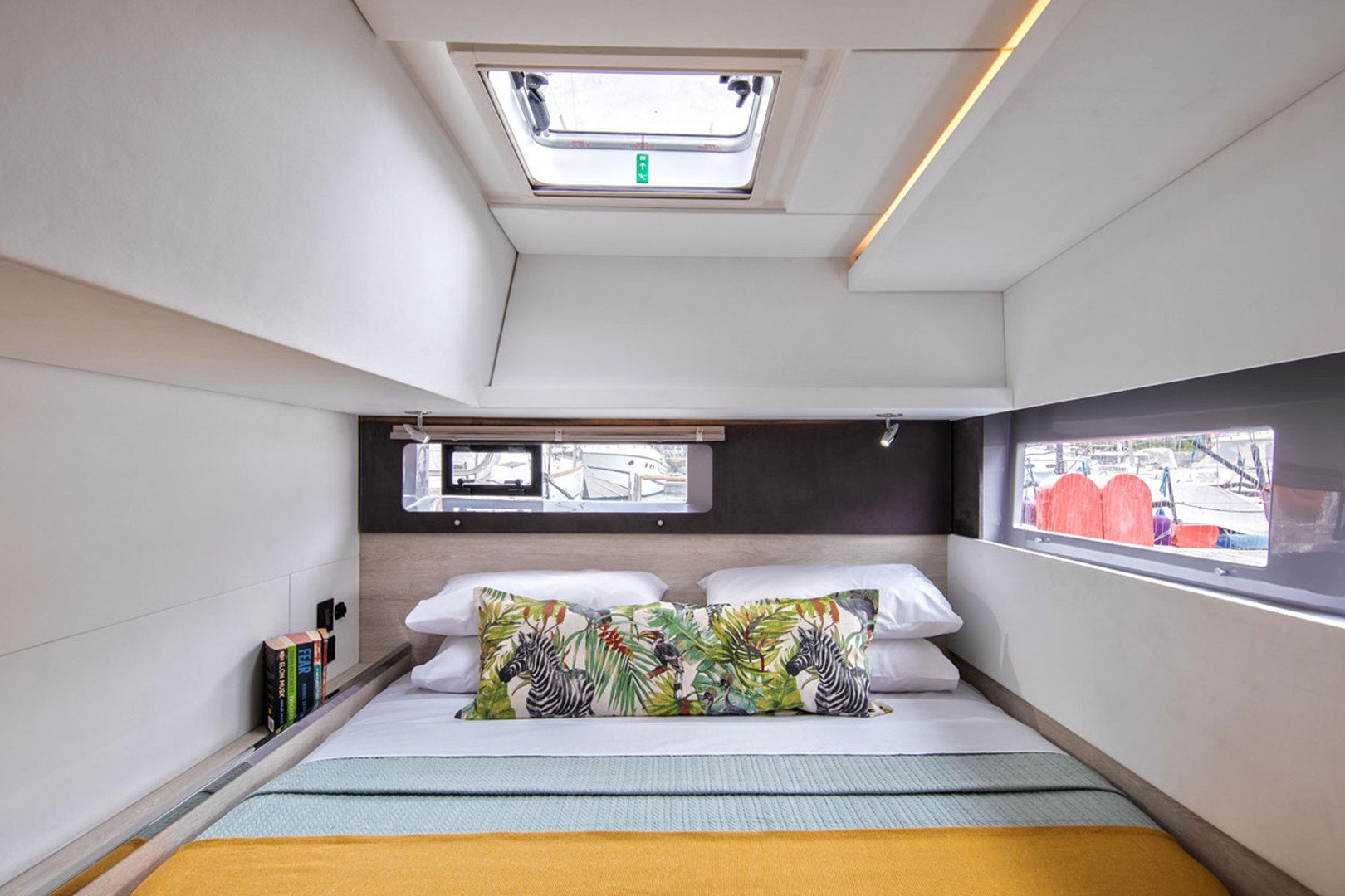 Living the Adventure on a Catamaran: Comfort, Space, and Relaxation Amidst Natural Beauty Living the Adventure on a Catamaran: Comfort, Space, and Relaxation Amidst Natural Beauty